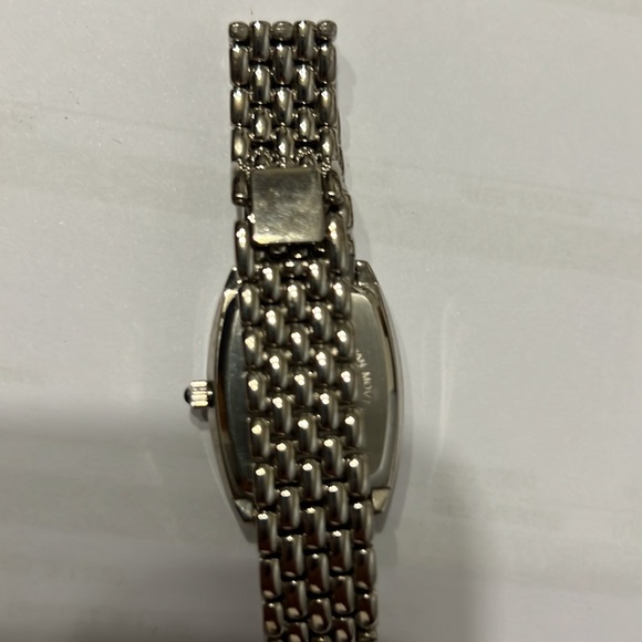 Quartz watch with shell background. - Picture 3 of 3